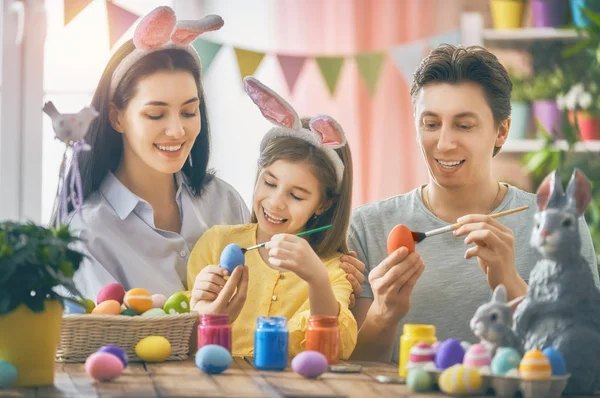 Família estão pintando ovos — Fotografia de Stock