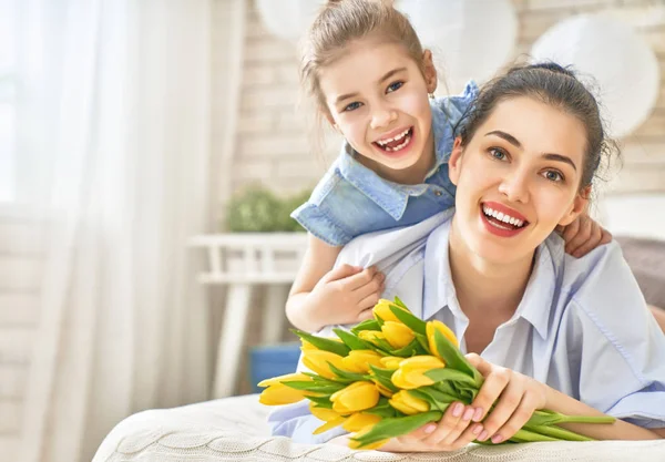 Figlia congratularsi con mamma — Foto Stock