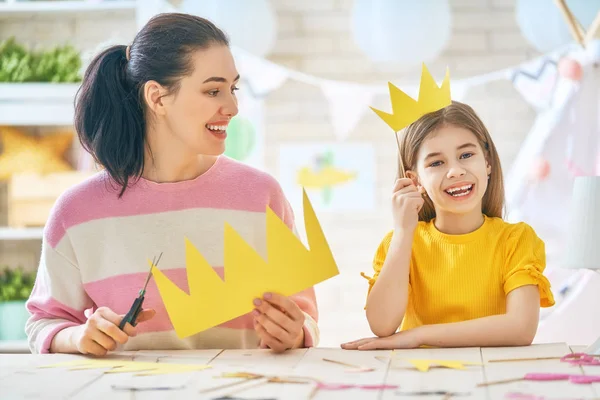 Madre e hija con accesorios de papel — Foto de Stock