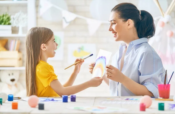 Moeder en dochter schilderen samen — Stockfoto