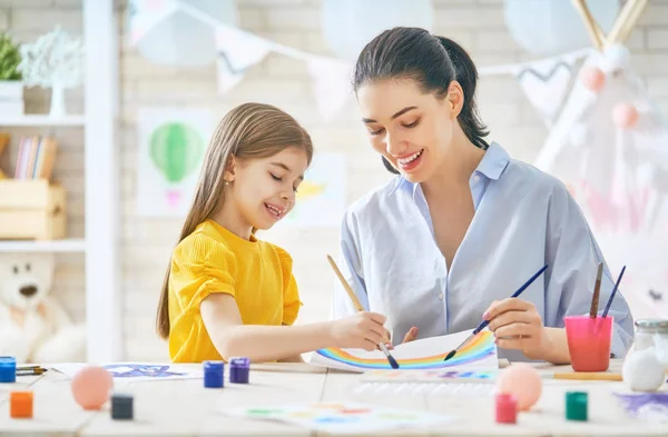 Moeder en dochter schilderen samen — Stockfoto