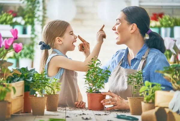 Família feliz no dia de primavera . — Fotografia de Stock