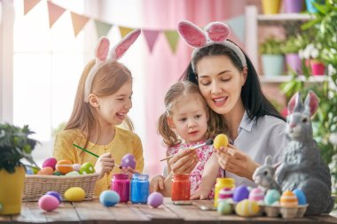 Aile Paskalya için hazırlanıyor