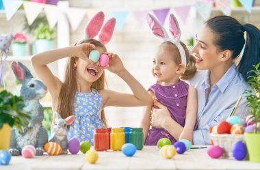 Aile Paskalya için hazırlanıyor