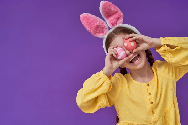 Girl with painted eggs — Stock Photo, Image