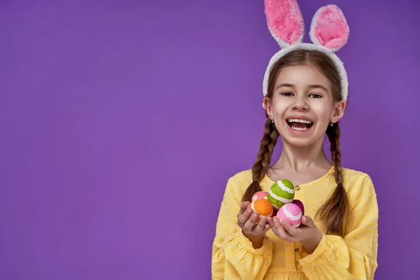 Girl with painted eggs — Stock Photo, Image