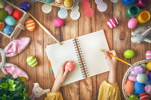 Niño preparándose para Pascua — Foto de Stock