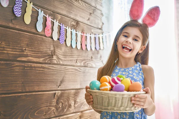 Meisje bedrijf mand met eieren — Stockfoto