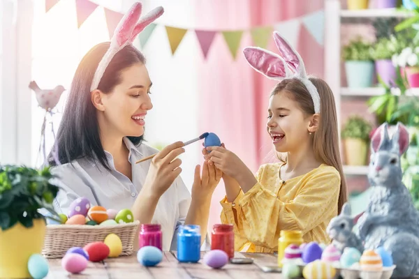 Familie bereitet sich auf Ostern vor — Stockfoto