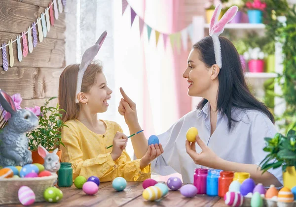 Familie bereitet sich auf Ostern vor — Stockfoto