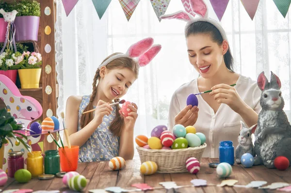 Aile Paskalya için hazırlanıyor — Stok fotoğraf