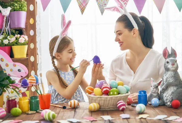 Famiglia in preparazione per Pasqua — Foto Stock