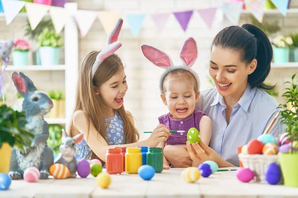 Húsvéti családi előkészületek — Stock Fotó