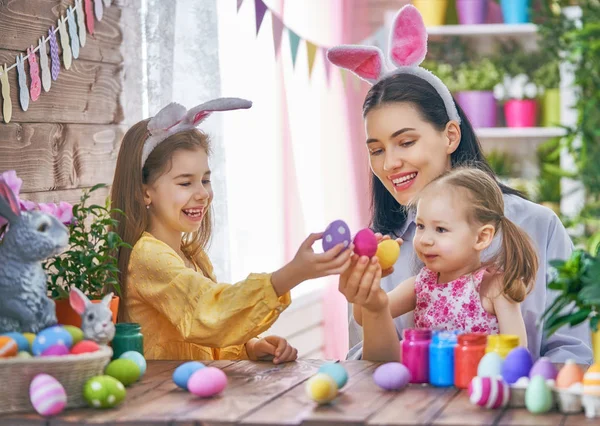 Familie bereitet sich auf Ostern vor — Stockfoto