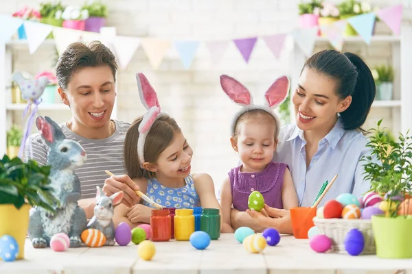 Famille peignent des œufs — Photo