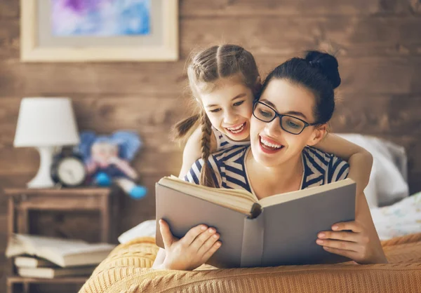 Mutter liest ein Buch — Stockfoto