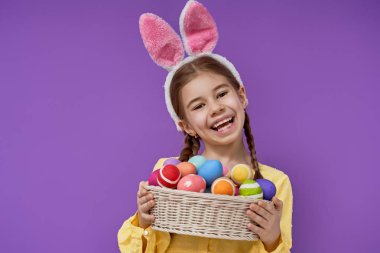 boyalı yumurta ile kız