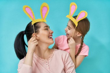 Aile Paskalya kutluyor