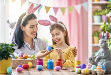 Aile Paskalya için hazırlanıyor