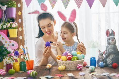 Aile Paskalya için hazırlanıyor