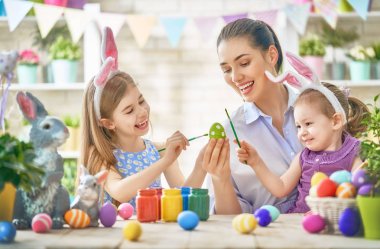 Aile Paskalya için hazırlanıyor