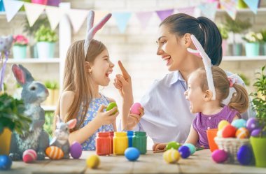 Aile Paskalya için hazırlanıyor