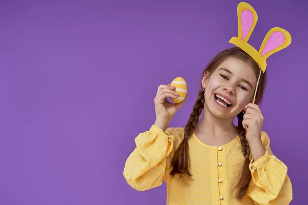 Girl with painted egg — Stock Photo, Image