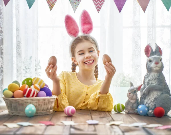 Kind bemalt Eier — Stockfoto