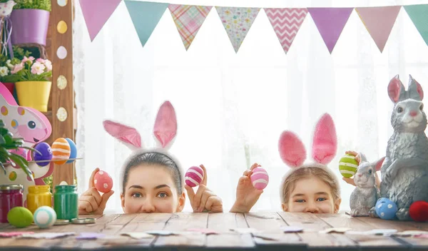 Familia preparándose para Pascua — Foto de Stock