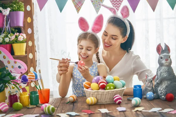 Familia preparándose para Pascua — Foto de Stock