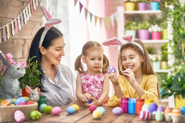 Familia preparándose para Pascua — Foto de Stock