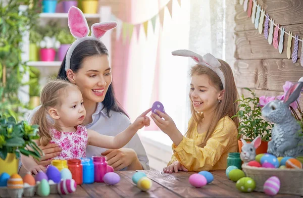 Familie bereitet sich auf Ostern vor — Stockfoto