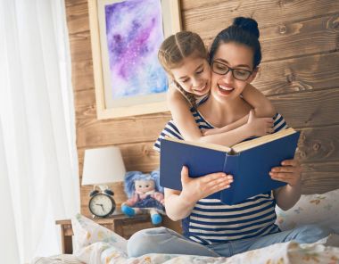 Annesi bir kitap okuma
