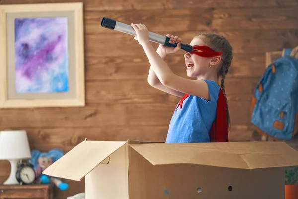 Barn leker superhjälte — Stockfoto