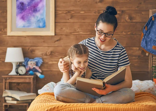 Madre leyendo un libro —  Fotos de Stock