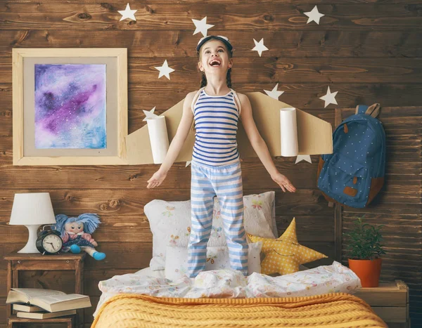 Niño jugando superhéroe — Foto de Stock