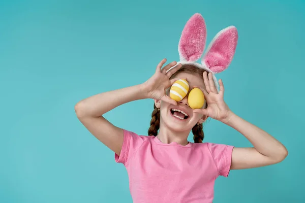 Girl with painted eggs — Stock Photo, Image