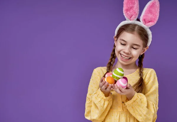 Girl with painted egg — Stock Photo, Image