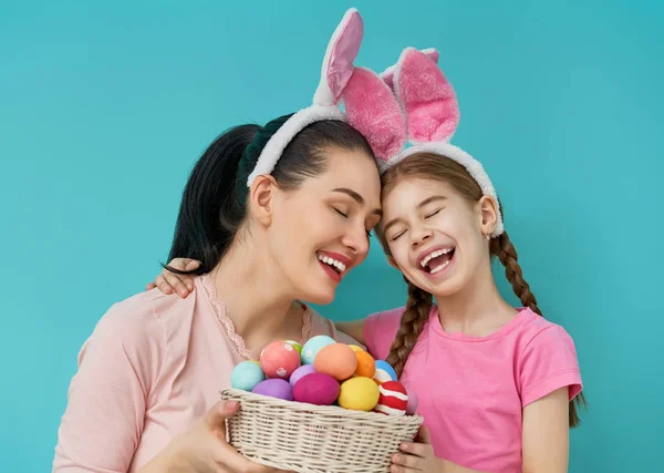 Familia preparándose para Pascua — Foto de Stock