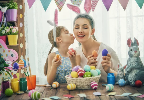 Rodinná příprava na Velikonoce — Stock fotografie