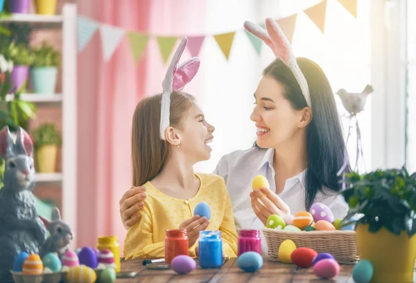 Familie bereitet sich auf Ostern vor — Stockfoto