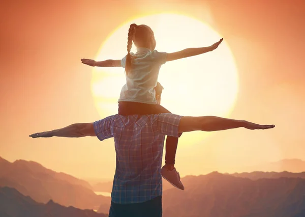 Padre e figlia godendo il viaggio — Foto Stock