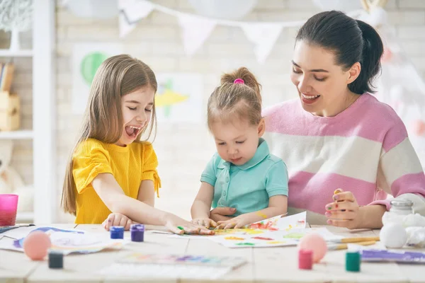 Moeder en dochters samen schilderen — Stockfoto
