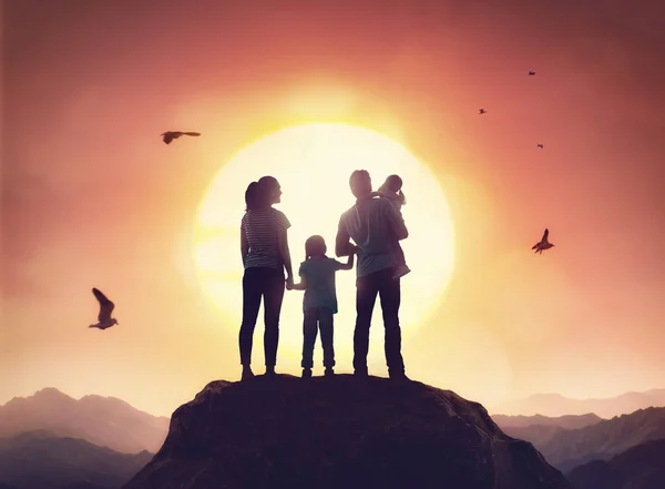 Familjen vid solnedgången — Stockfoto