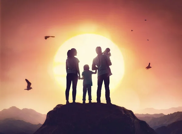 Famiglia al tramonto — Foto Stock