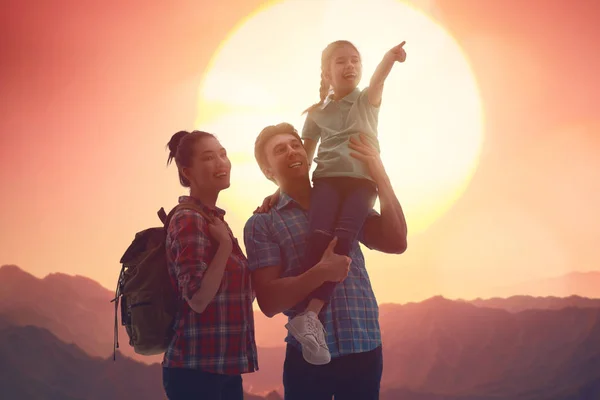 Familie bij zonsondergang — Stockfoto