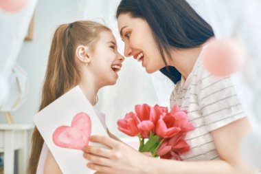 kızı anne tebrik ediyor