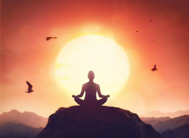 Kadın yoga yapıyor.