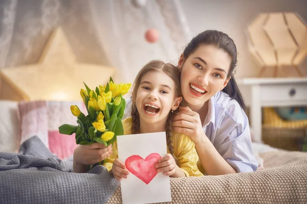 Filha está parabenizando mãe — Fotografia de Stock