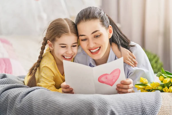 Filha está parabenizando mãe — Fotografia de Stock